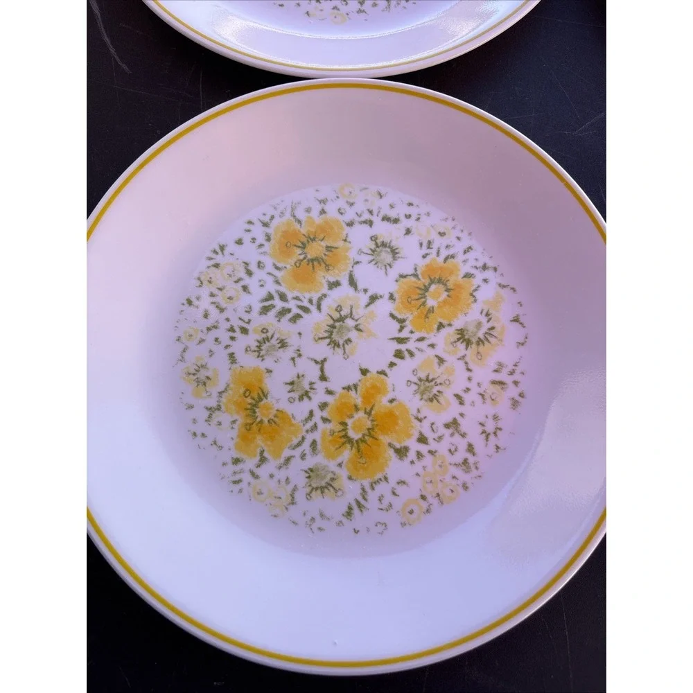 Corelle April Yellow flowers Dinner Plates 10 1/4